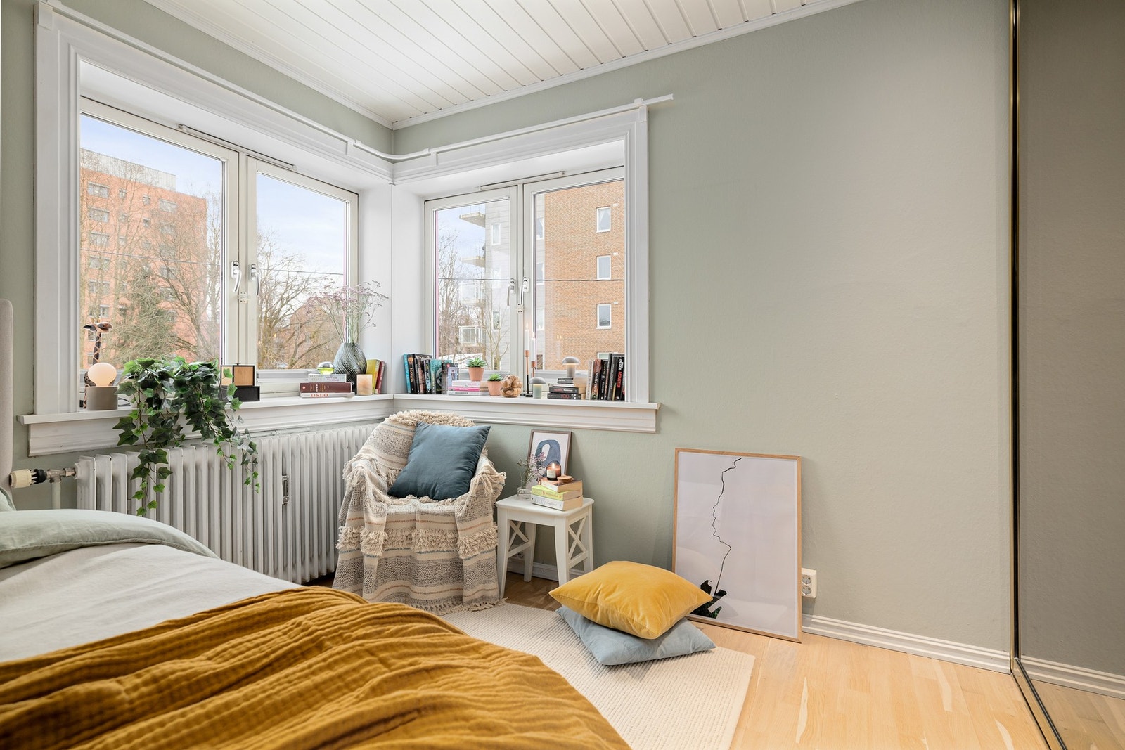 Soverommet har flott hjørnebeliggenhet med store vindusflater - perfekt som kontorplass! Galleribilde