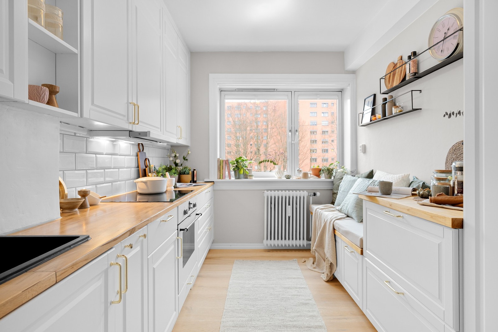 Leiligheten har et lyst separat kjøkken med god skap- og benkeplass. Kjøkkenet er fullt utstyrt med integrerte hvitevarer som medfølger i handelen. Galleribilde