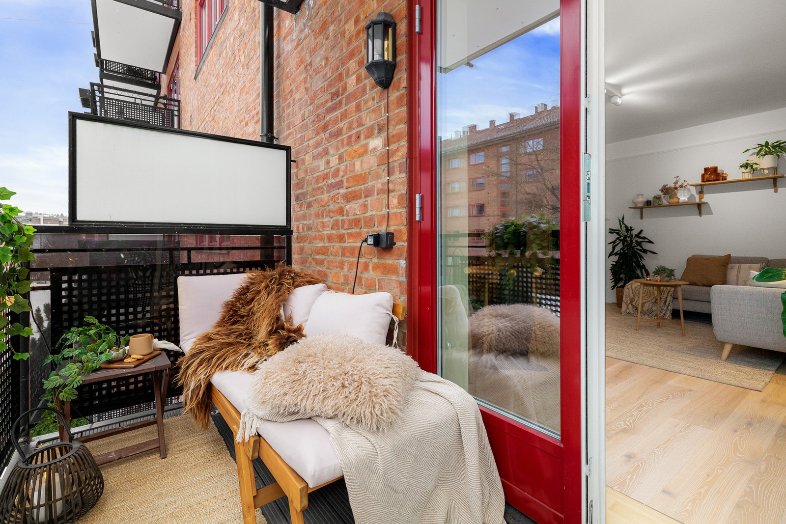 Balkongen er overbygget, har terrassebord på gulv og plass til sittegruppe etter eget ønske og behov. Galleribilde