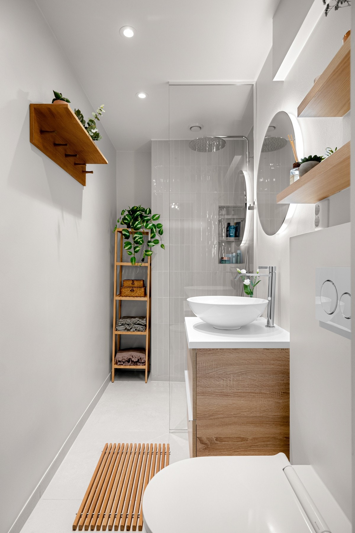 Leiligheten har et stilrent og lekkert baderom som ble pusset opp i 2023. Baderommet har delikate fliser på gulv og vegger. deilig gulvvarme og downlights i himlingen. Galleribilde