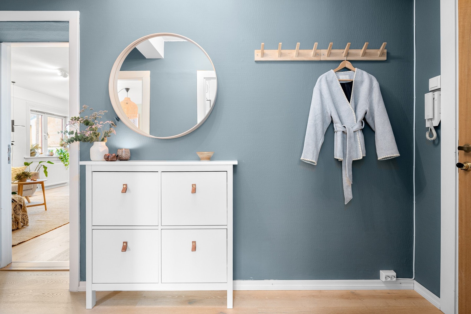 I entréen har du plass til sko og oppheng av yttertøy. Galleribilde