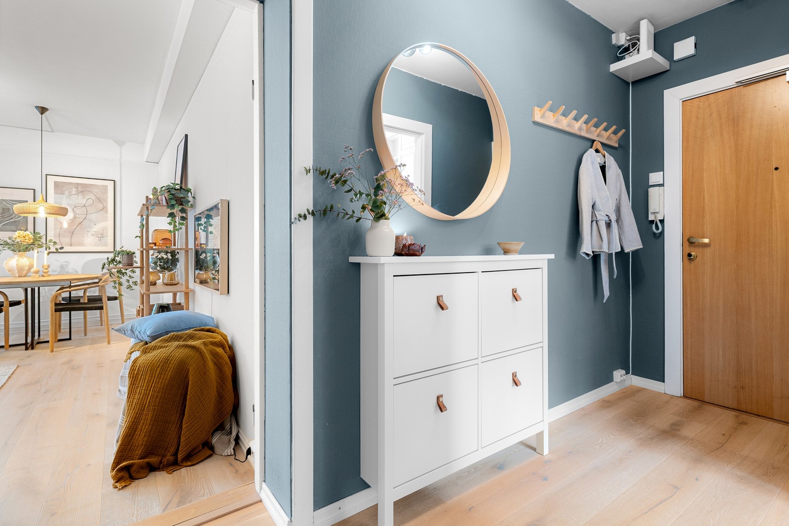 Montert porttelefon på vegg og sikringsskap med automatsikringer i felles trapperom. Galleribilde