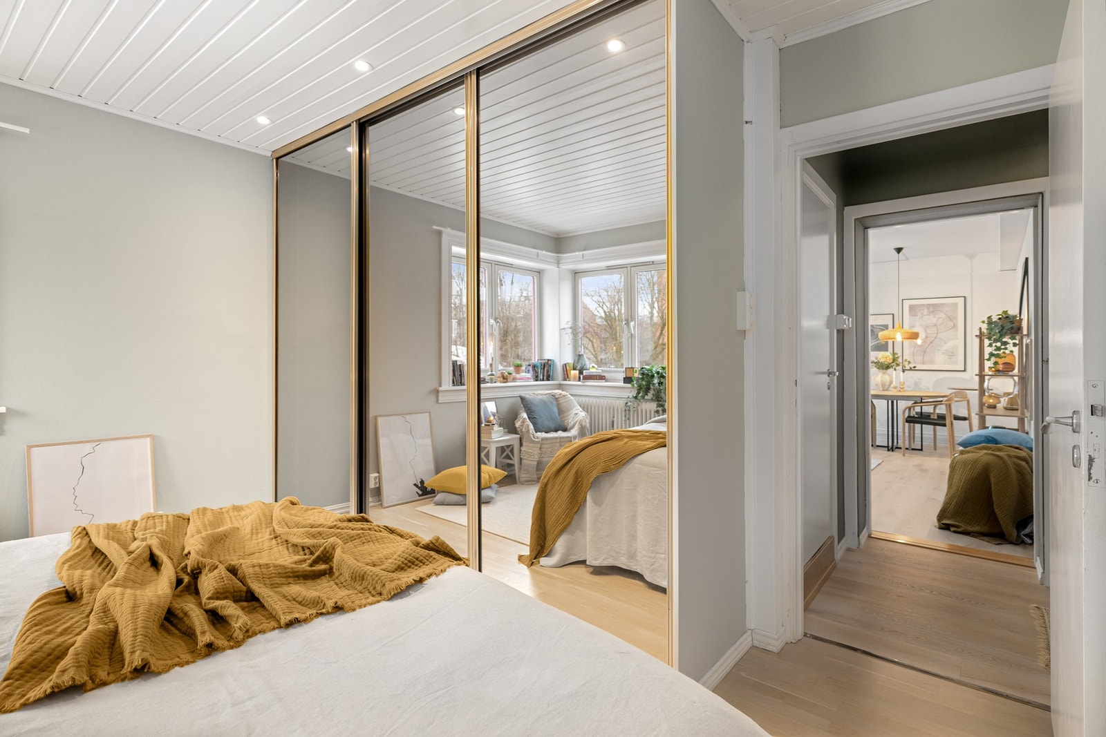 På soverommet har du rikelig med oppbevaringsplass i plassbygget skyvedørsgarderobe med speildører. Galleribilde