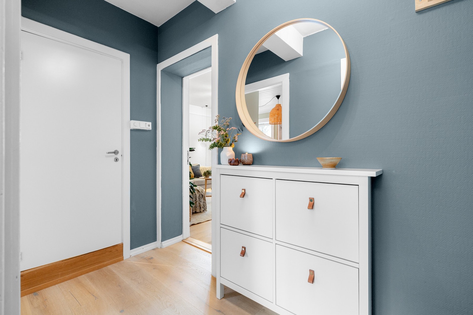 Du ønskes velkommen inn i en hyggelig entré. God standard med pen enstavs parkett fra 2020 på gulv og glatte overflater malt i en innbydende farge. Galleribilde