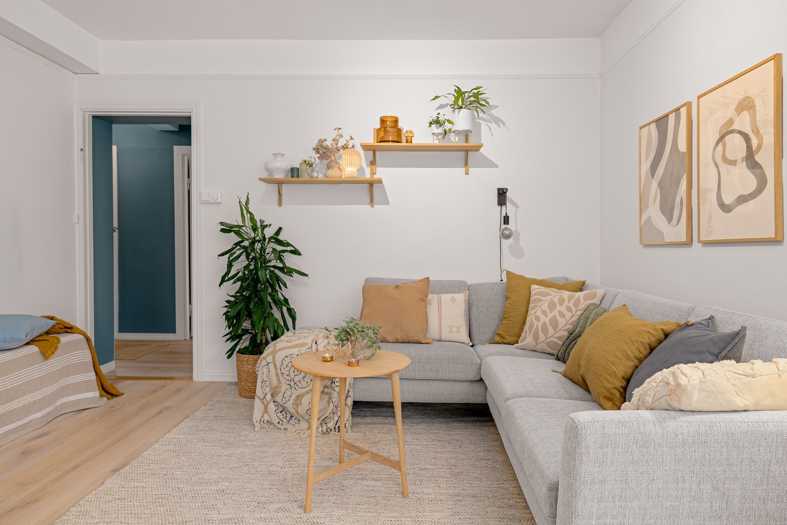 I stuen er har du god plass til både sofagruppe med salongbord, mediemøblement med tv og et spisebord. Galleribilde