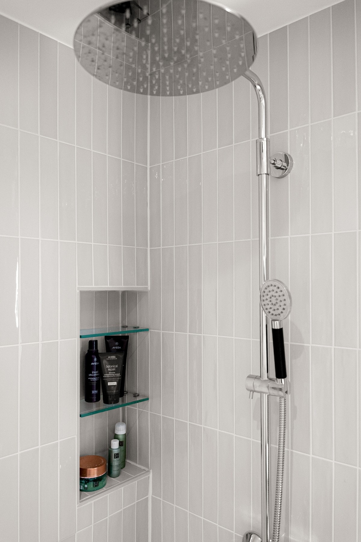 Fin og praktisk detalj med innebygd glasshyller for såper. Galleribilde