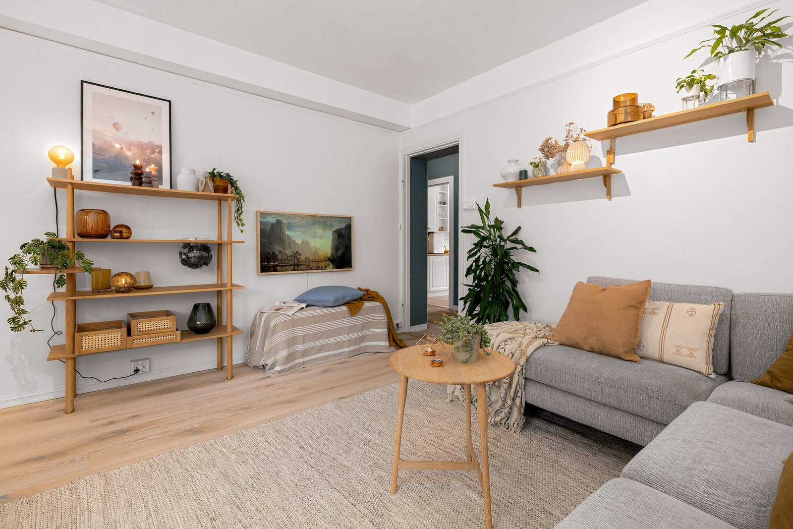 Leiligheten holdes god og lun på vinterstid med bergvarme tilknyttet fjervarme. Både oppvarming med bergvarm og varmtvann, samt grunnpakke tv/bredbåbd er inkludert i felleskostnadene. Galleribilde