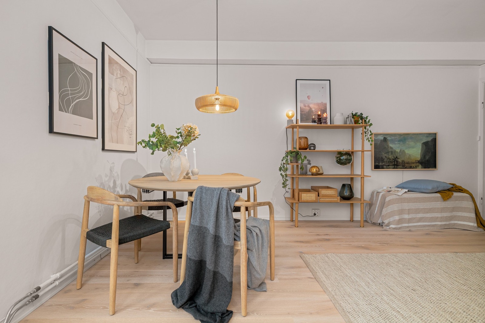 Stuen har god og moderne standard med lys enstavs parkett fra 2020 på gulv og glatte malte overflater. Galleribilde