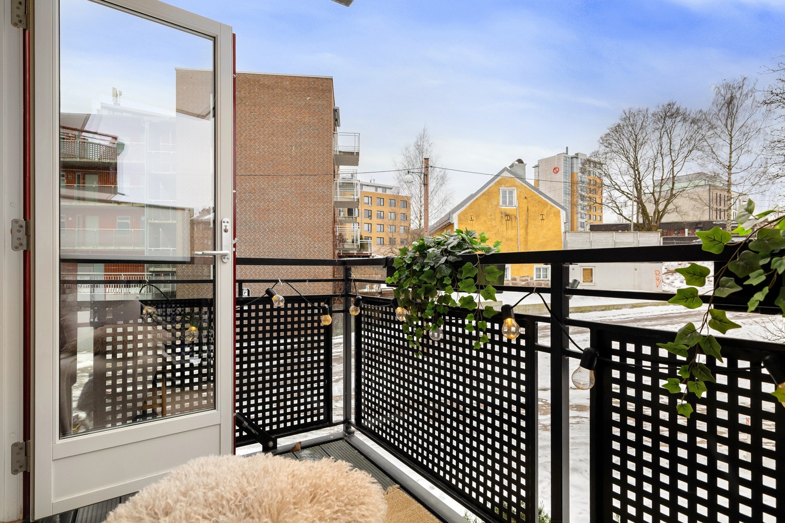 Fra stuen har du utgang til en flott og solrik vestvendt balkong som er perfekt på sommerstid. Galleribilde