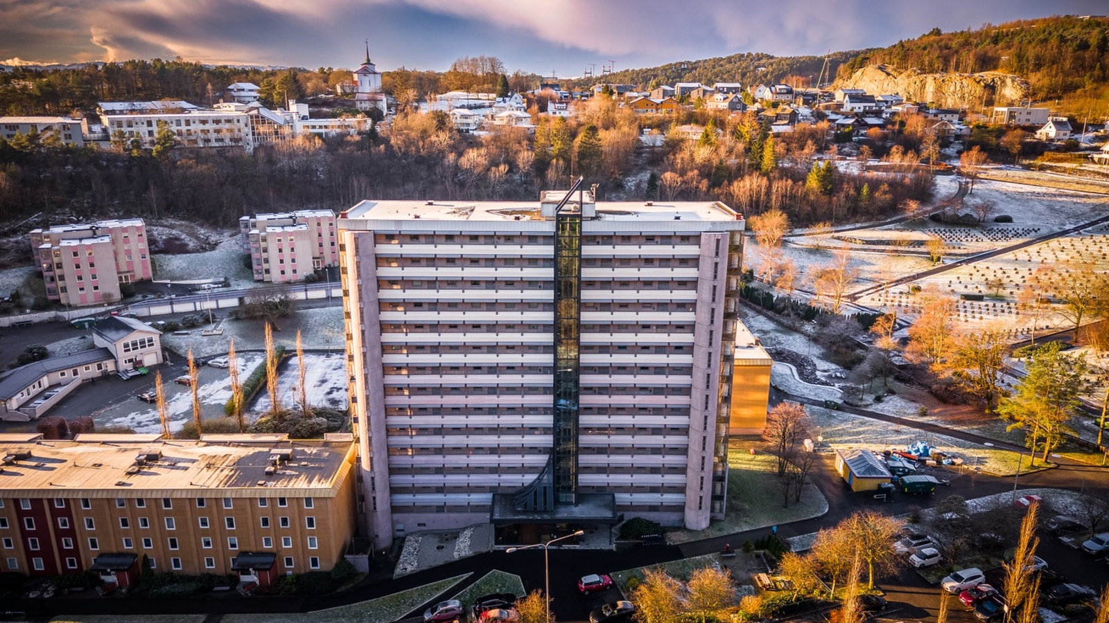 - Det medfølger to parkeringstillatelser med hver leilighet - 1 parkeringstillatelse for beboer og 1 parkeringstillatelse for gjester, evt. beboerbil 2. - Galleribilde