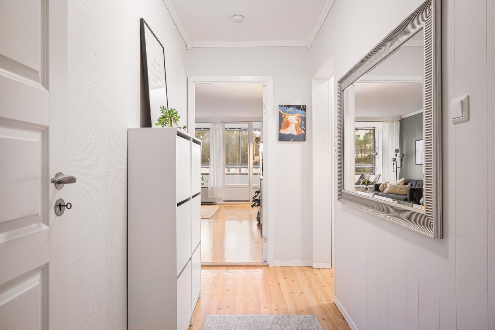 - Gang utgjør 6,7m² og gir en ryddig velkomst - Galleribilde