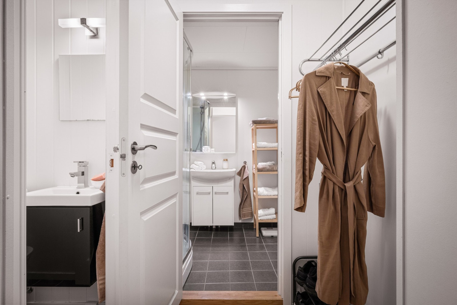 - Bad og toalett i separate rom er en stor fordel når man er flere - Galleribilde