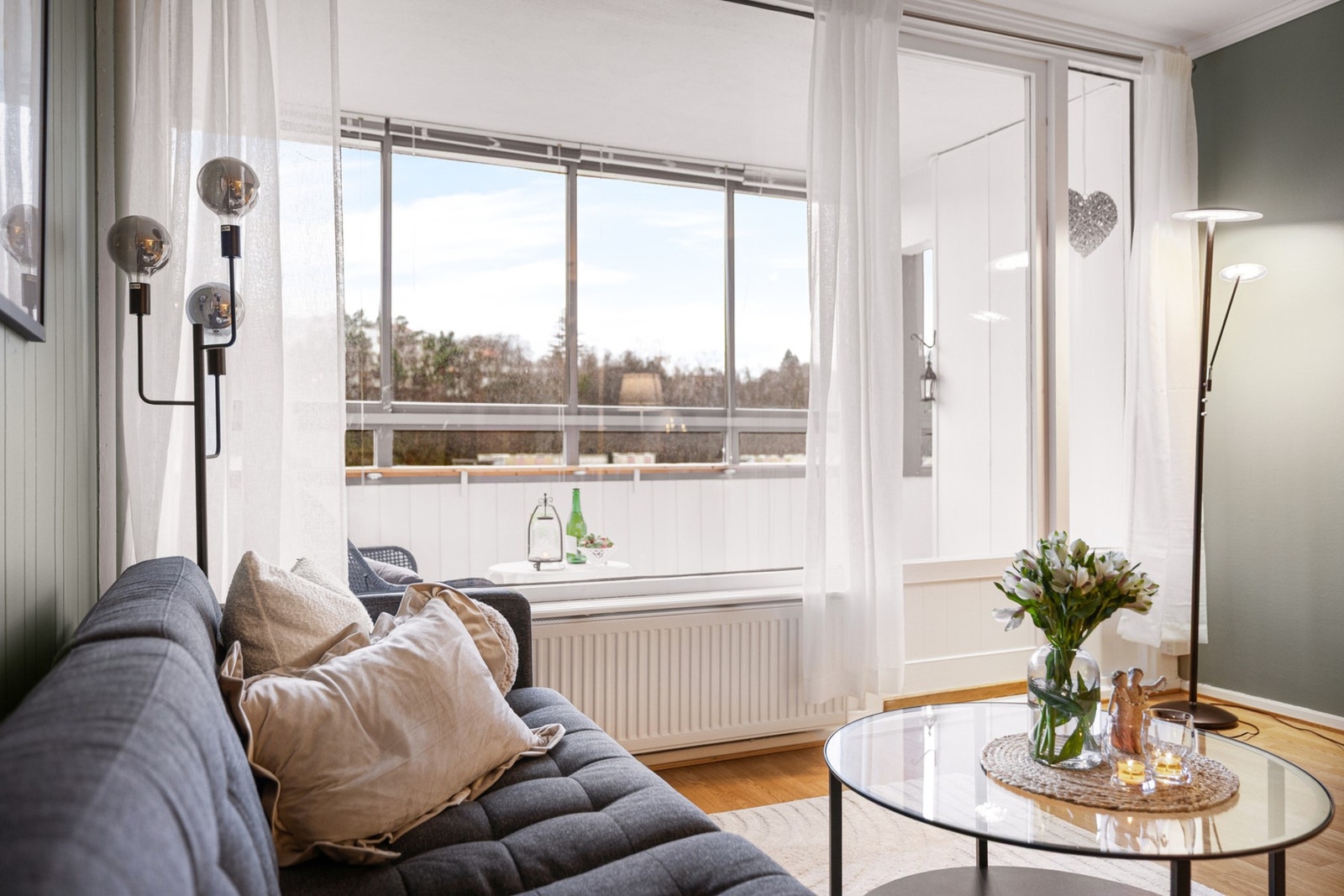 - Direkte utgang fra stue til innglasset balkong på 6,0 m² - Galleribilde