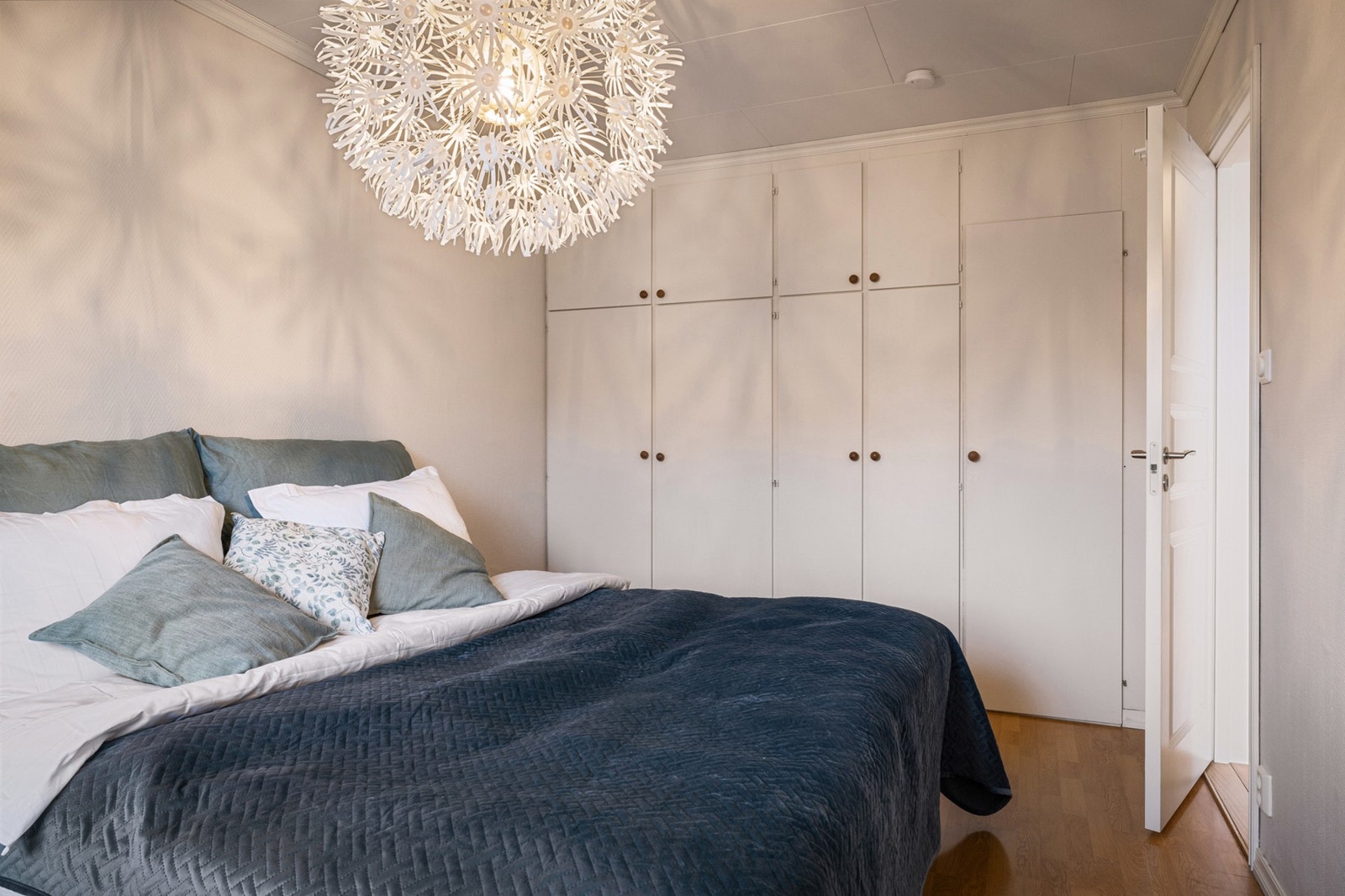 - Med soverommet medfølger innebygd skappløsning - Galleribilde