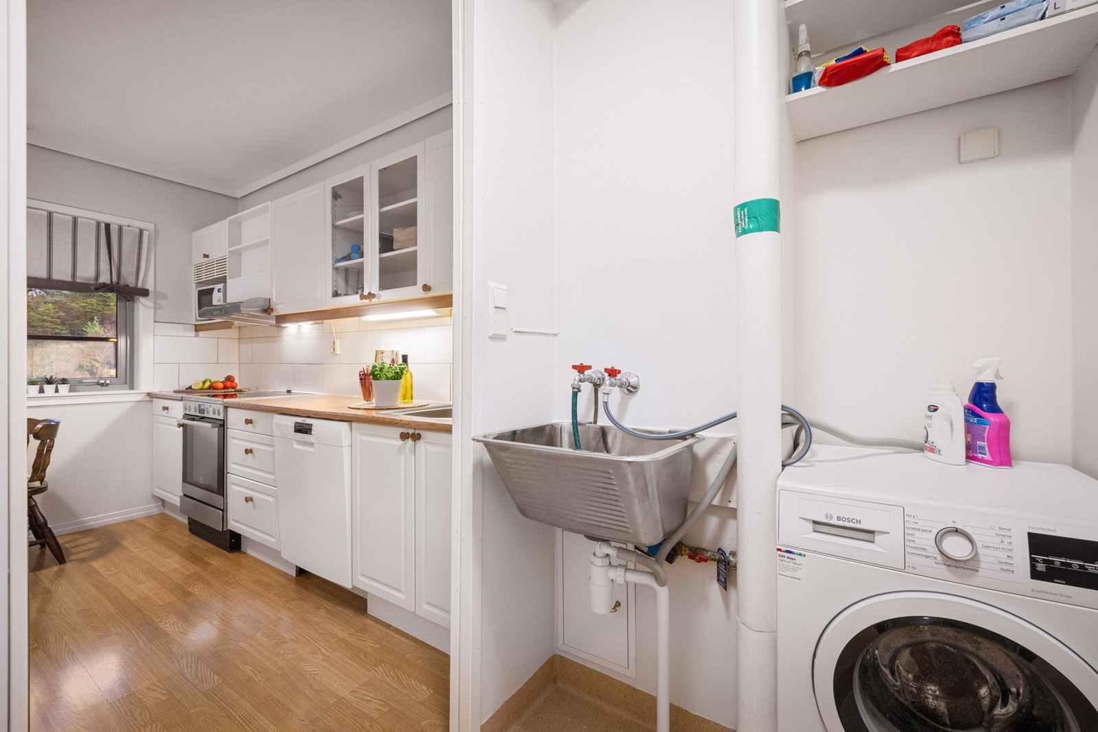 - Praktisk vaskerom med opplegg for vaskemaskin og utslagsvask - Galleribilde
