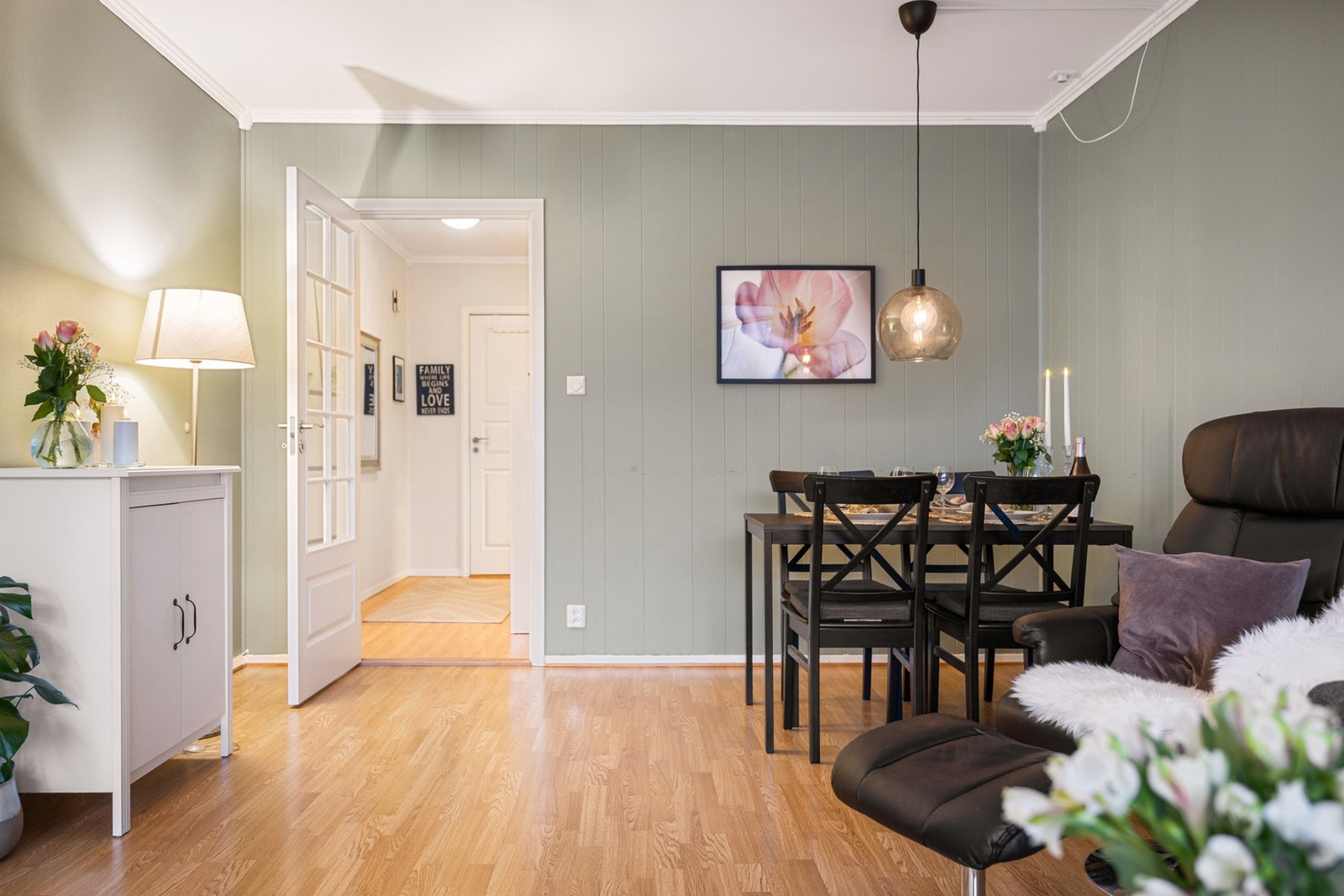 - Stuen har laminatgulv og god plass til langbord - Galleribilde