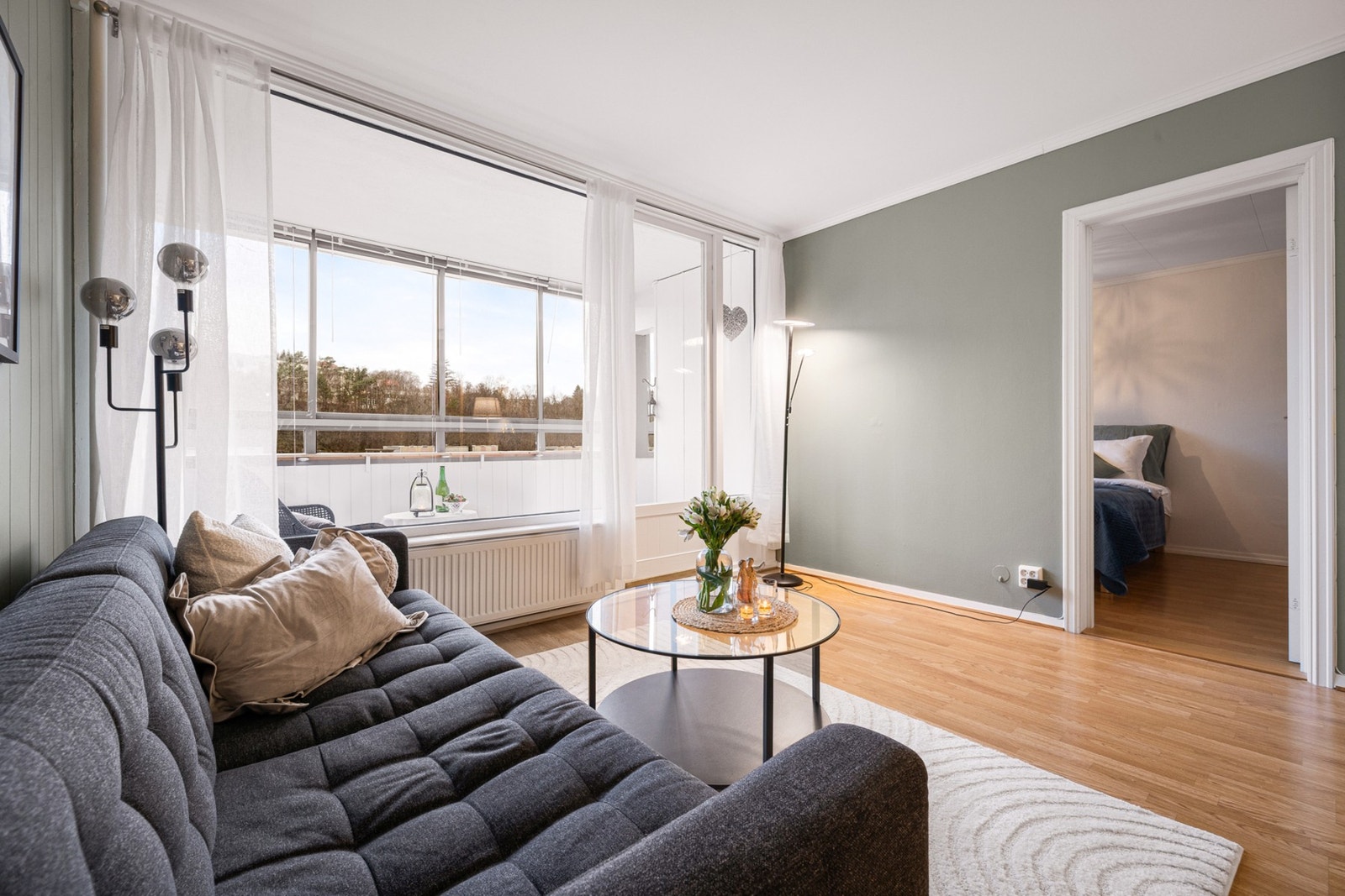 - Romslig stue på 21,7 m² med god plass til både sofagruppe og spisebord - store vindusflater gir rikelig med naturlig lys og ingen innsyn - Galleribilde