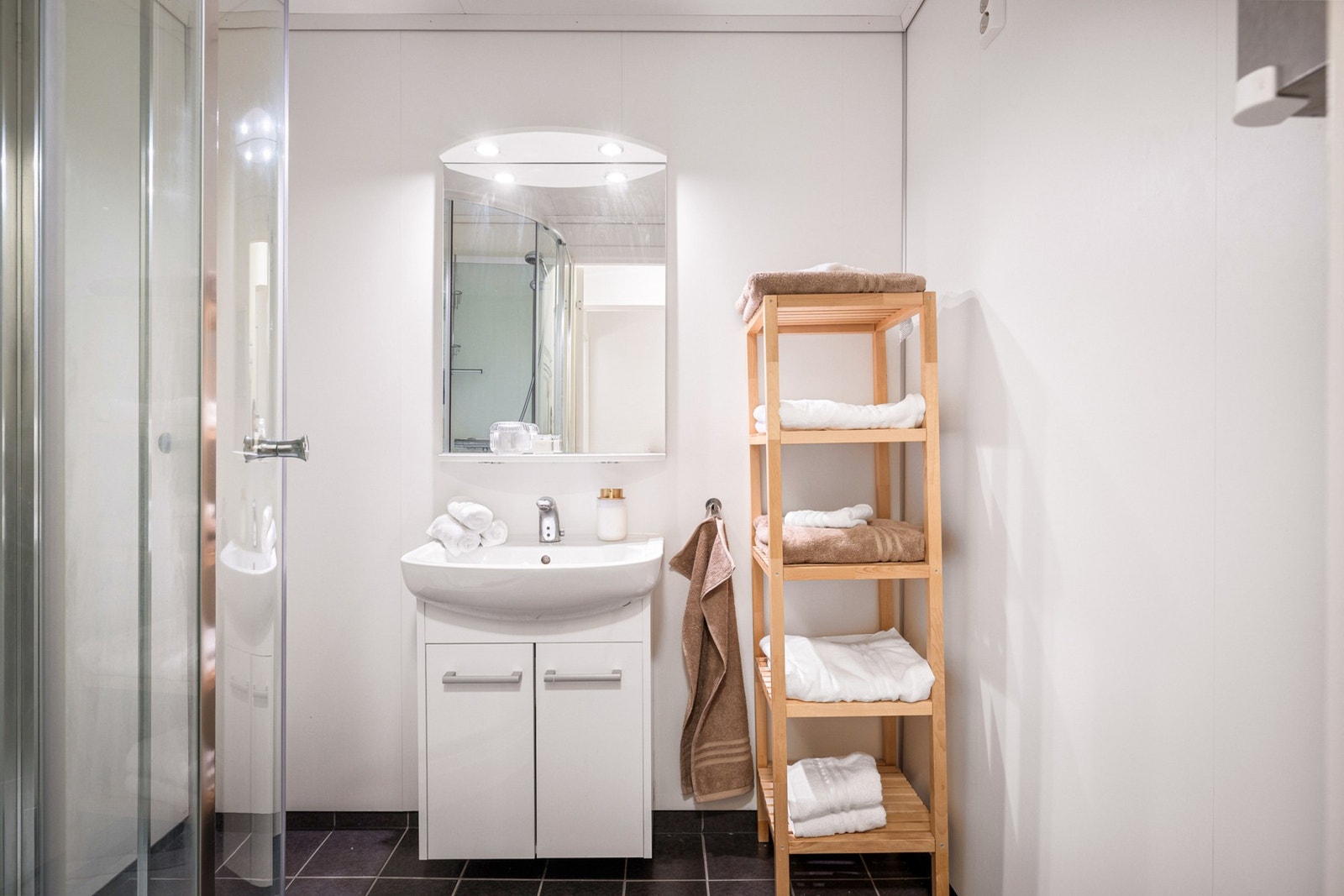 - Bad på 3,0 m² med flislagt gulv med varmekabler - Galleribilde