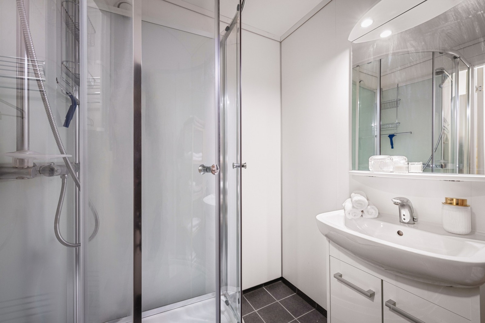 - Badet inneholder: Helstøpt servant, skap under servant med slette fronter, dusjkabinett - Galleribilde