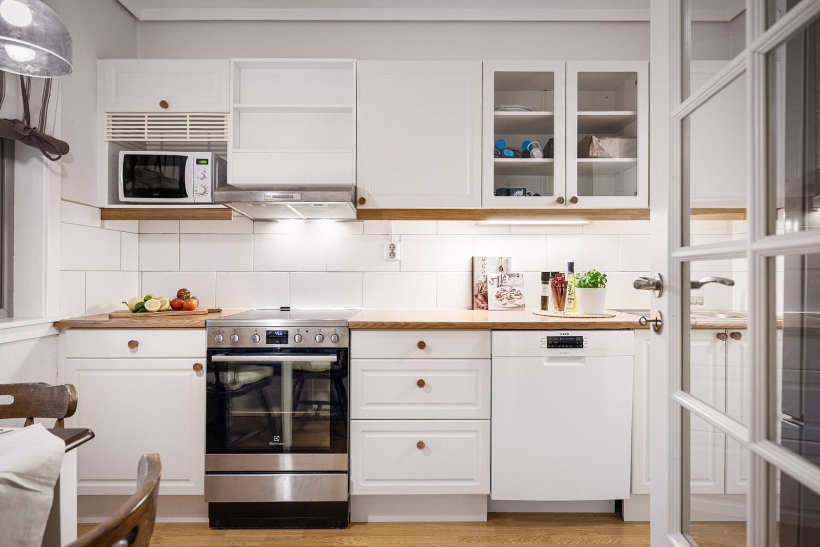 - Et funksjonelt kjøkken på 7,3 m² som dekker det daglige behovet - oversiktlig og lett å jobbe i - Galleribilde