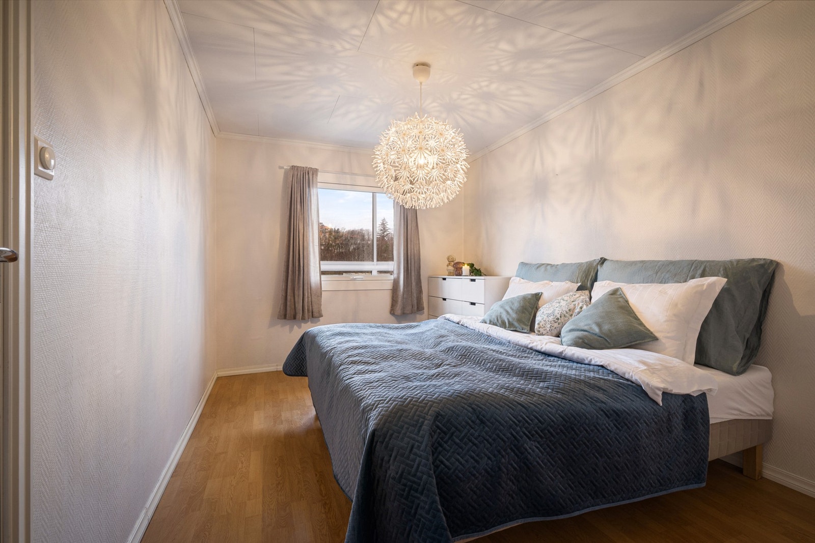 - Leiligheten har et stort soverom på 12,6 m² med plass til dobbeltseng, ekstra garderobe og annet møblering om ønskelig - Galleribilde