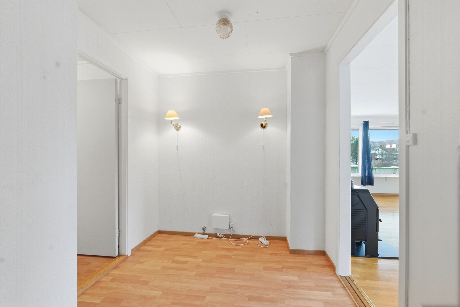 Videre kommer vi inn til en mellomgang som deler opp boligen Galleribilde