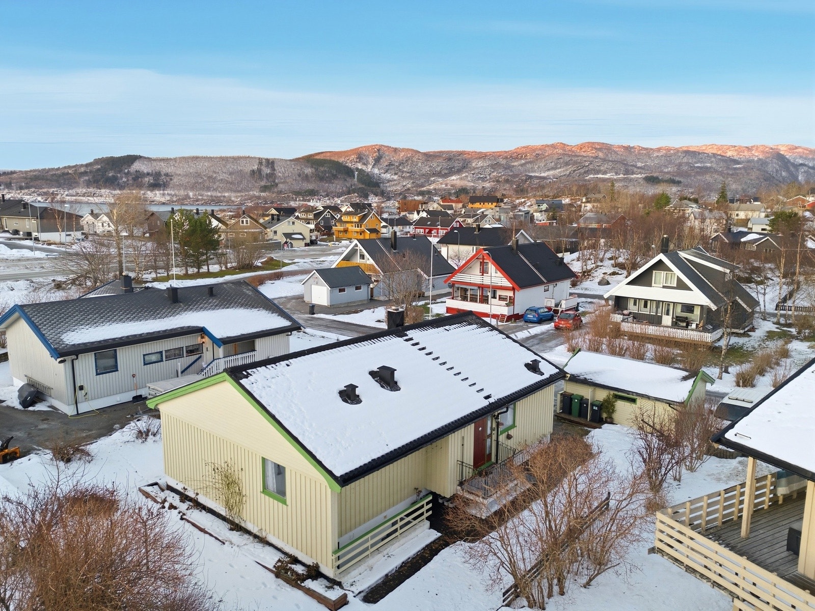 Dette er et veletablert og rolig boligområde, hovedsakelig bestående av eneboliger, som byr på en trygg og behagelig ramme rundt hverdagen. Galleribilde