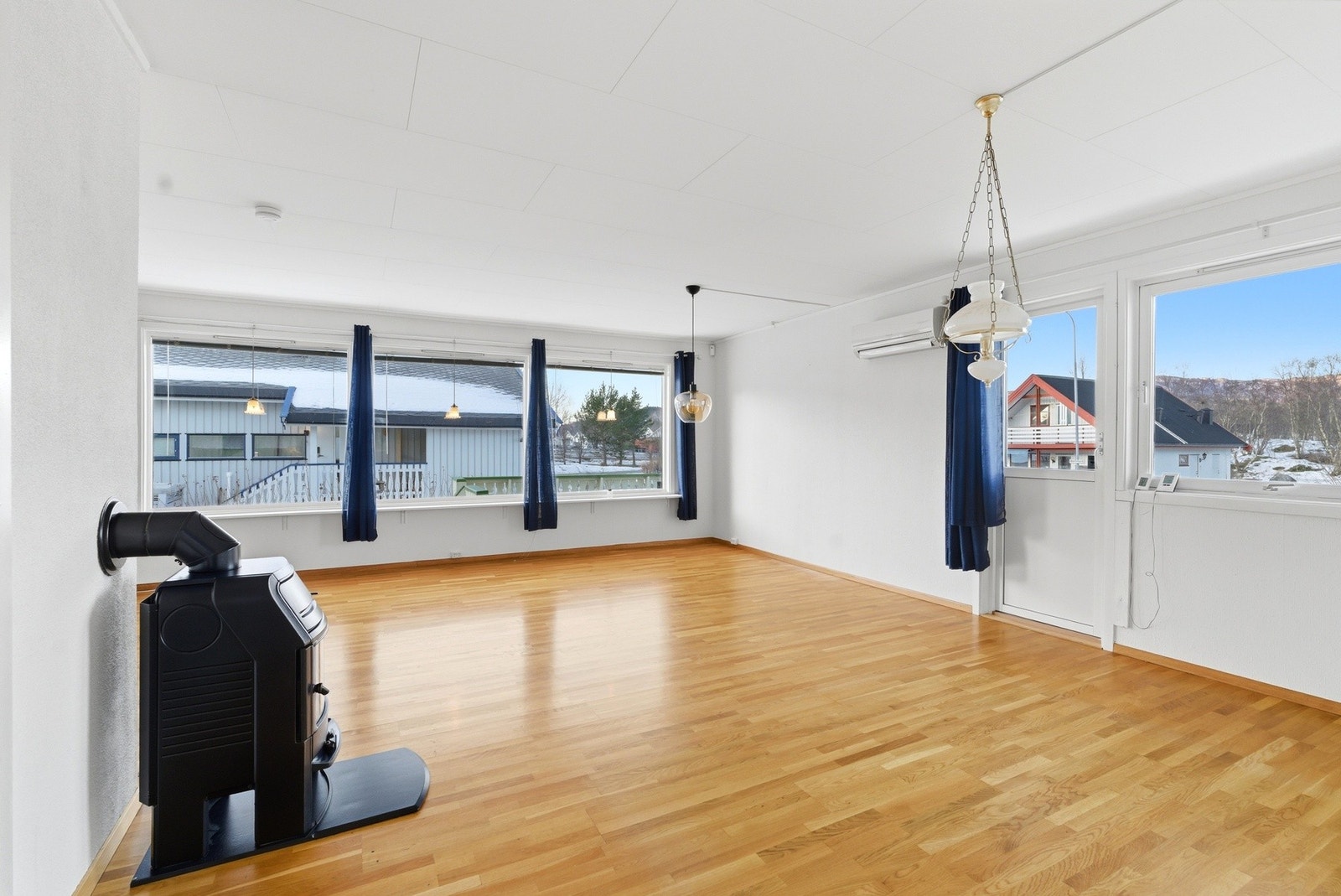 Stor åpen stue med rom til det en trenger Galleribilde