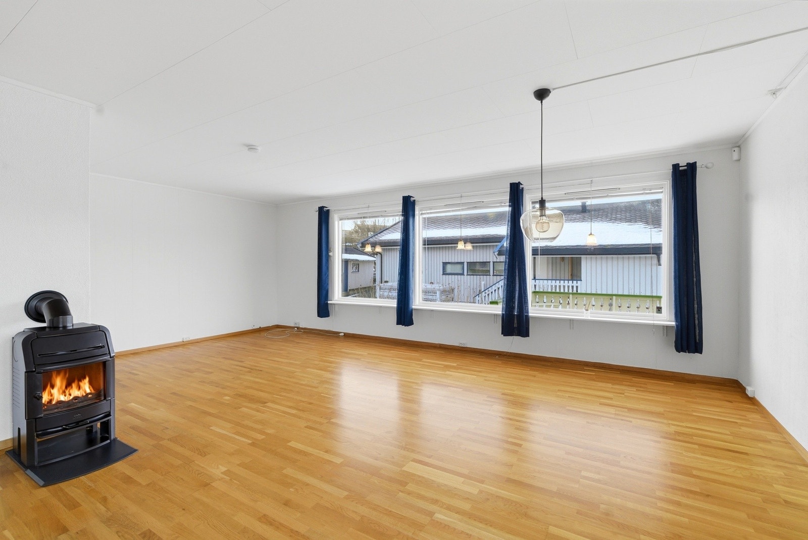 Og de store vindusflatene slipper inn rikelig med dagslys Galleribilde