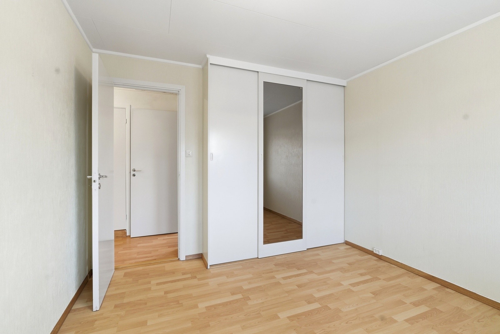 Soverom med lagringsplass i skap Galleribilde