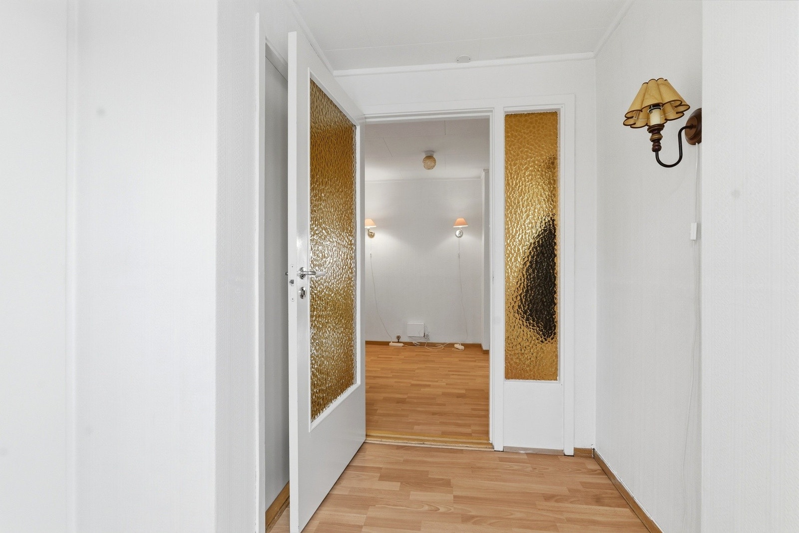 Når vi trer inn i boligen møtes vi av en entré med rom for oppheng Galleribilde