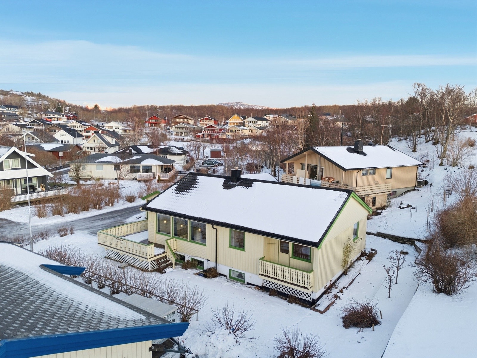 Velkommen til Bjørnmyra 2, en enebolig med en ettertraktet og familievennlig beliggenhet på Tverlandet. Galleribilde