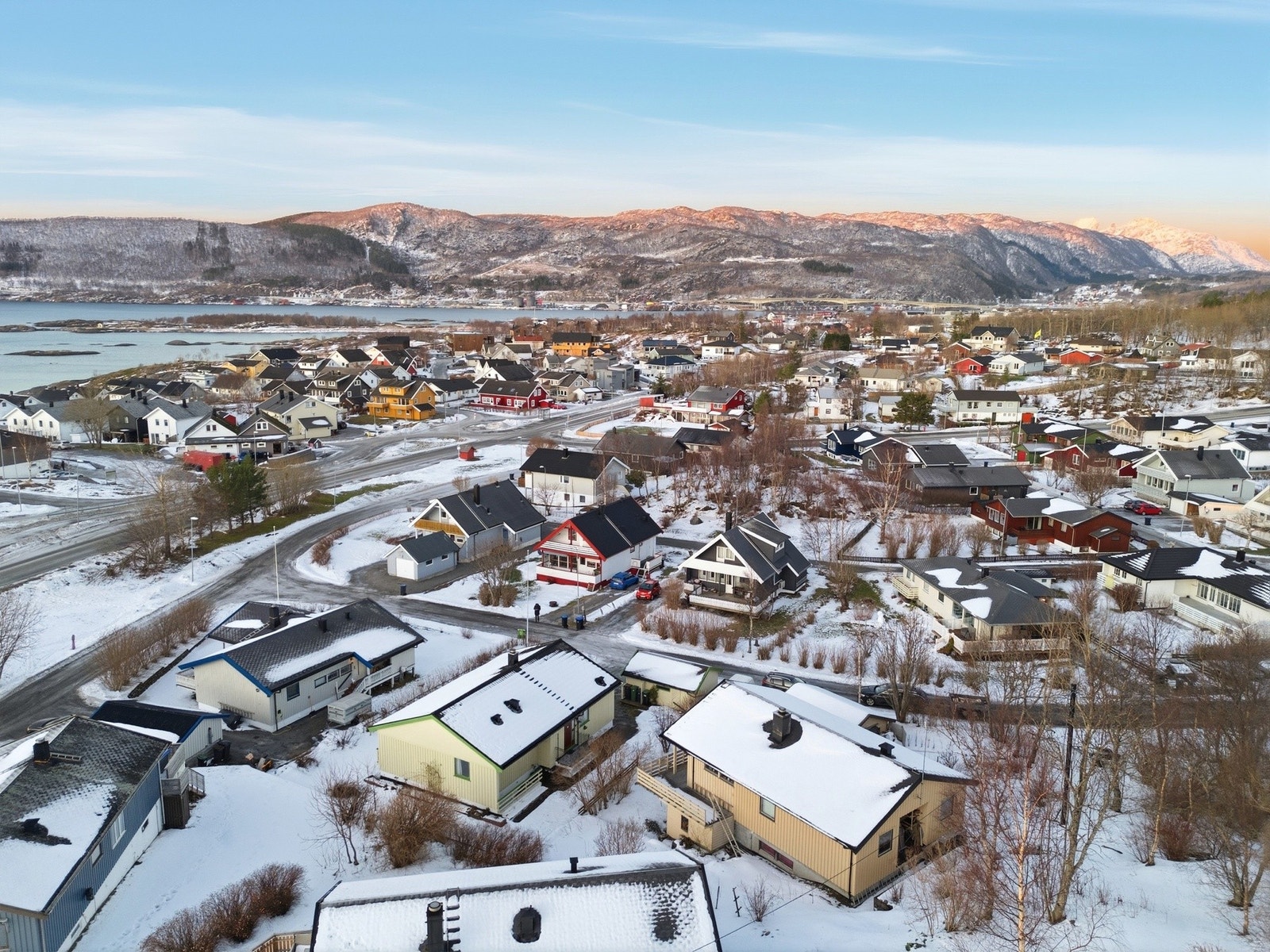 Kollektivtilbudet er godt utbygd, med bussholdeplass ca. 200 meter fra eiendommen, som gir enkel adkomst til Bodø sentrum. Galleribilde