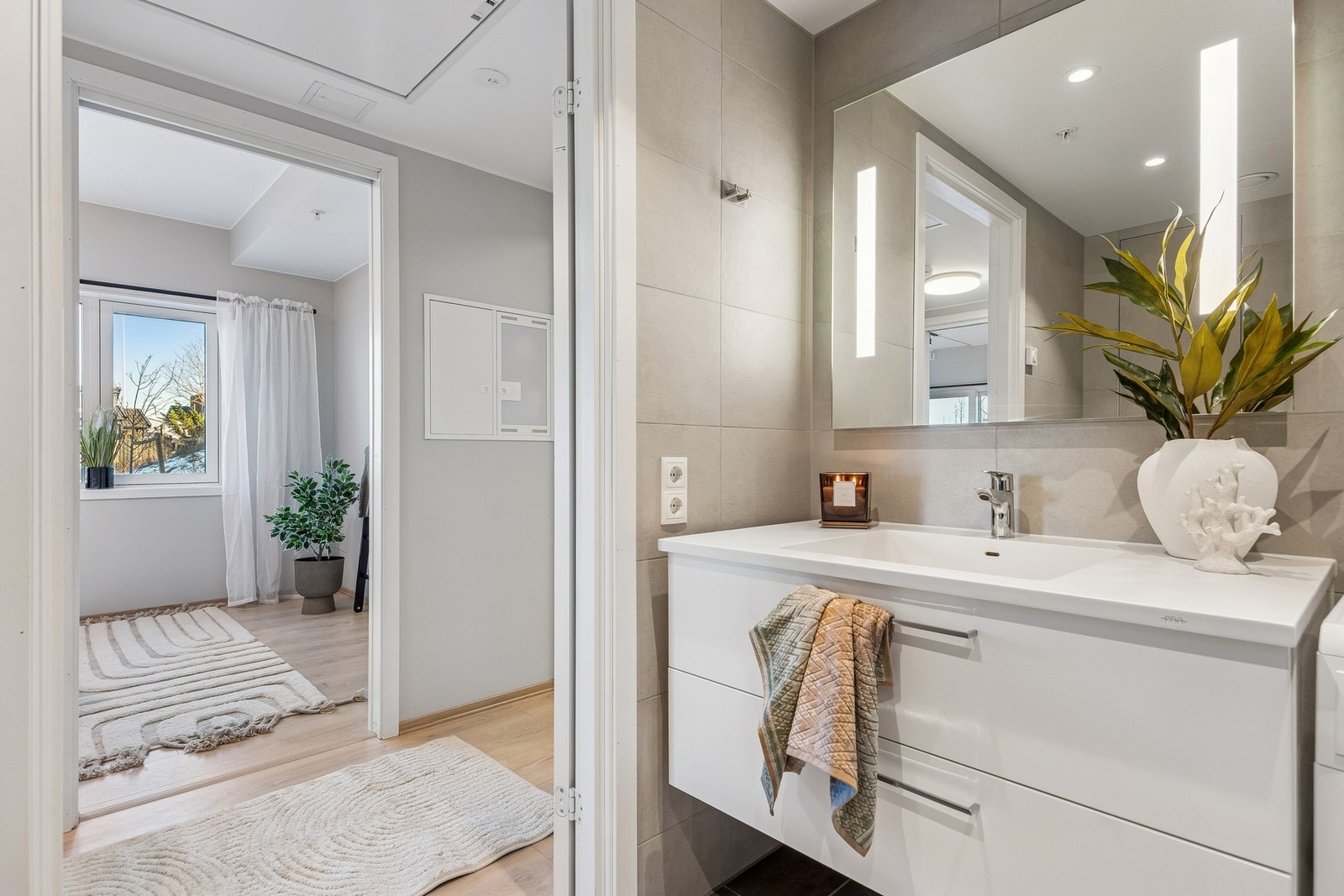 Baderommet måler 4 kvm. Her får du også vegghengt servantinnredning, vegghengt WC og downlights i himlingen. Galleribilde