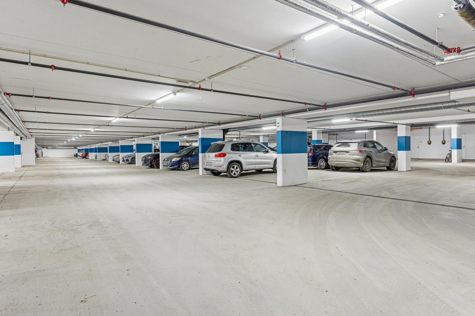 Leiligheten har bruksrett til 1 parkeringsplass i oppvarmet parkeringskjeller. Galleribilde