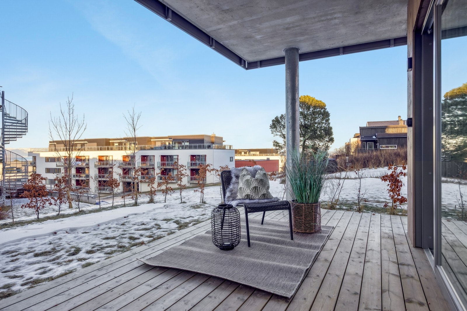 Terrassen oppleves som romslig og byr på god plass til utemøblement. Galleribilde