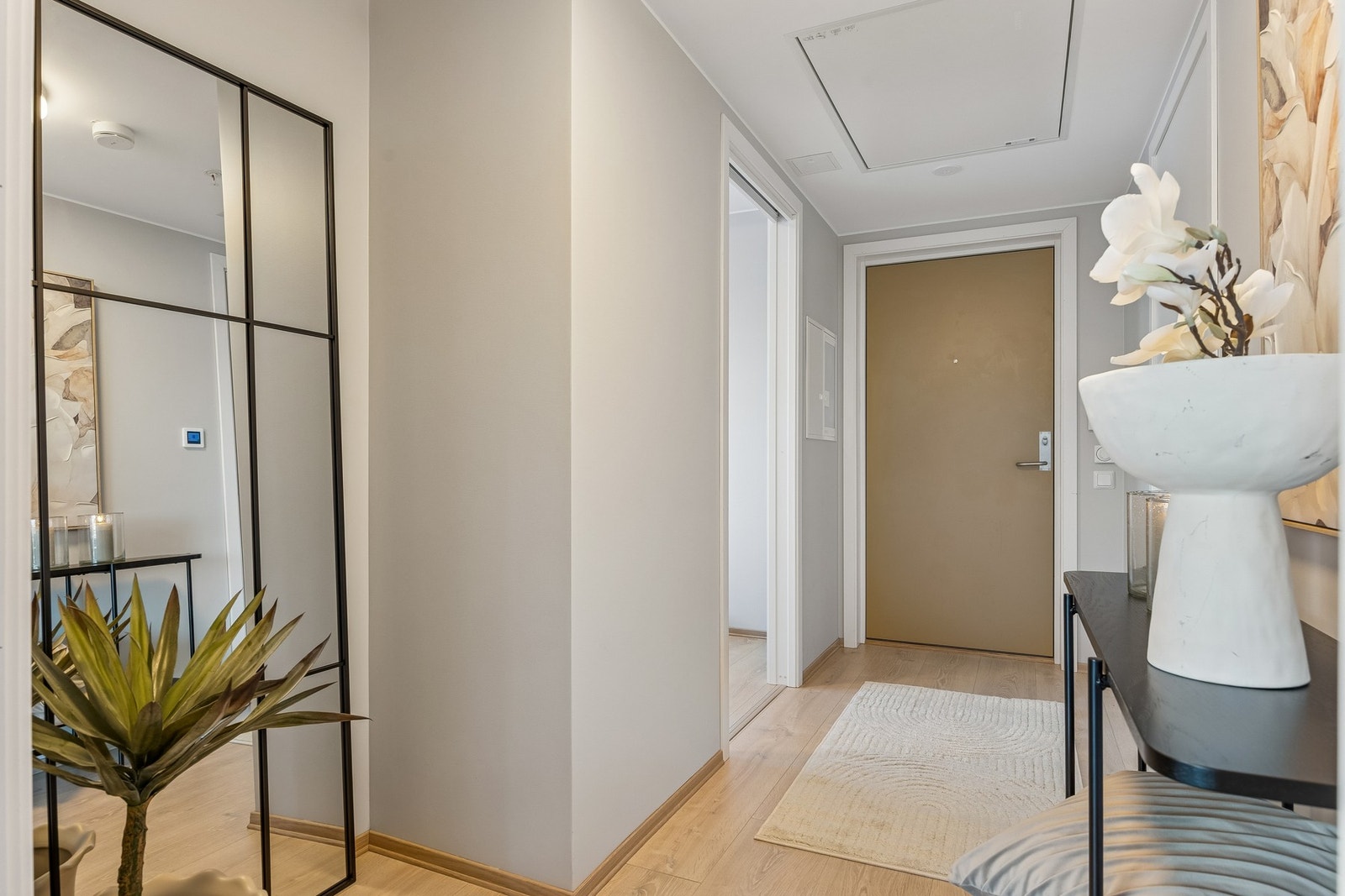 Innbydende entre med gode oppbevaringsmuligheter. Galleribilde