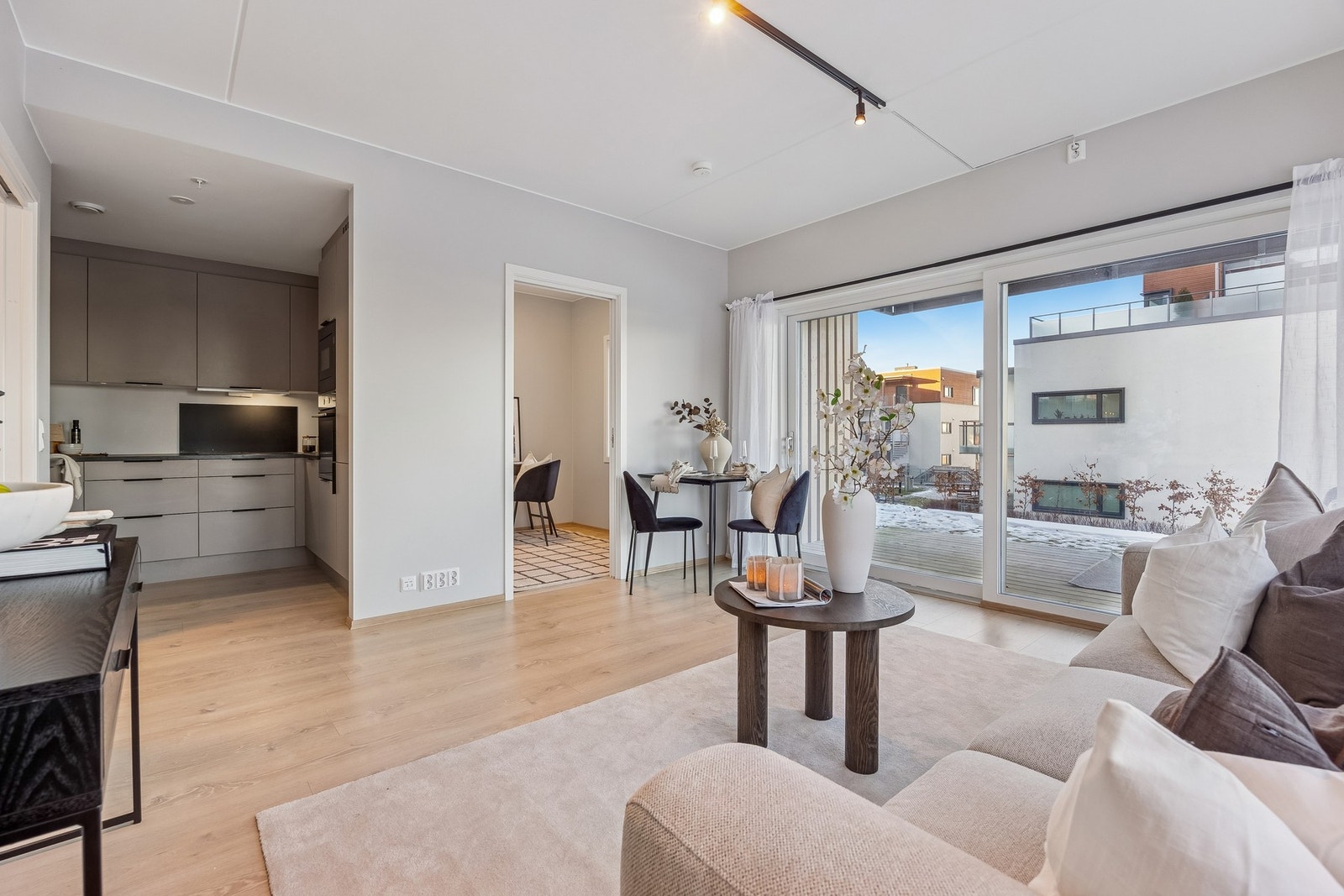 Stuen ligger i en delvis åpen løsning med kjøkkenet og har fine soner for innredning. Galleribilde