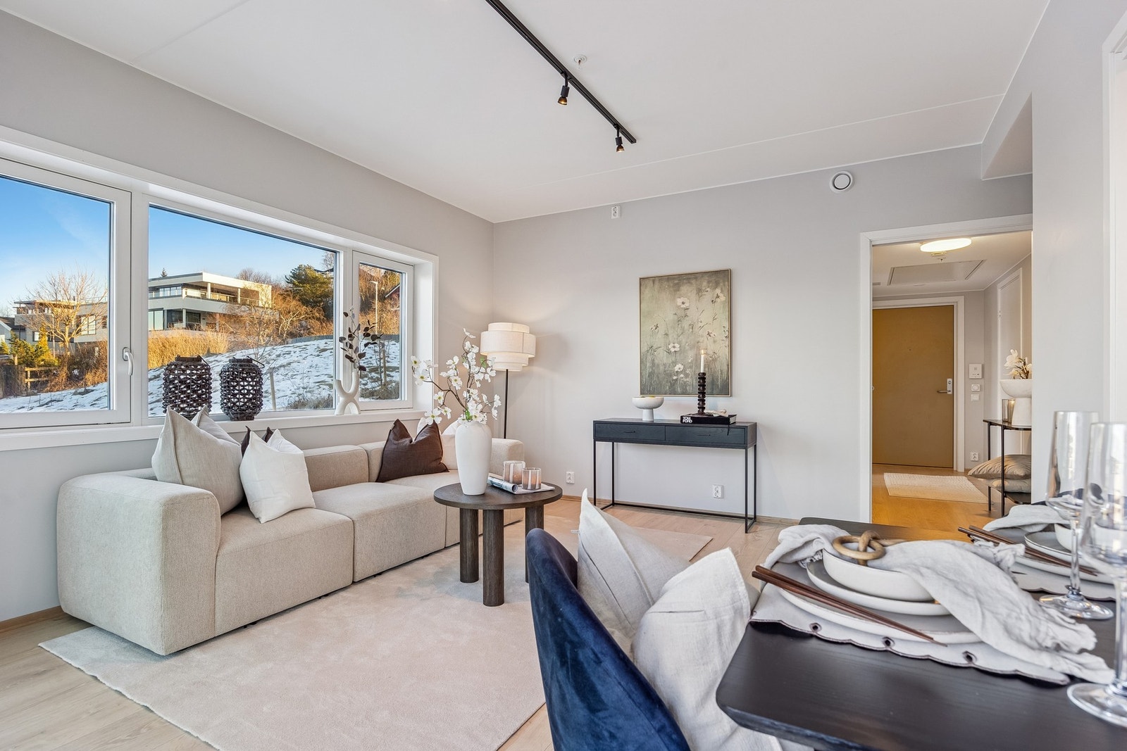 Romslig stue som måler 16,5 kvm. Galleribilde