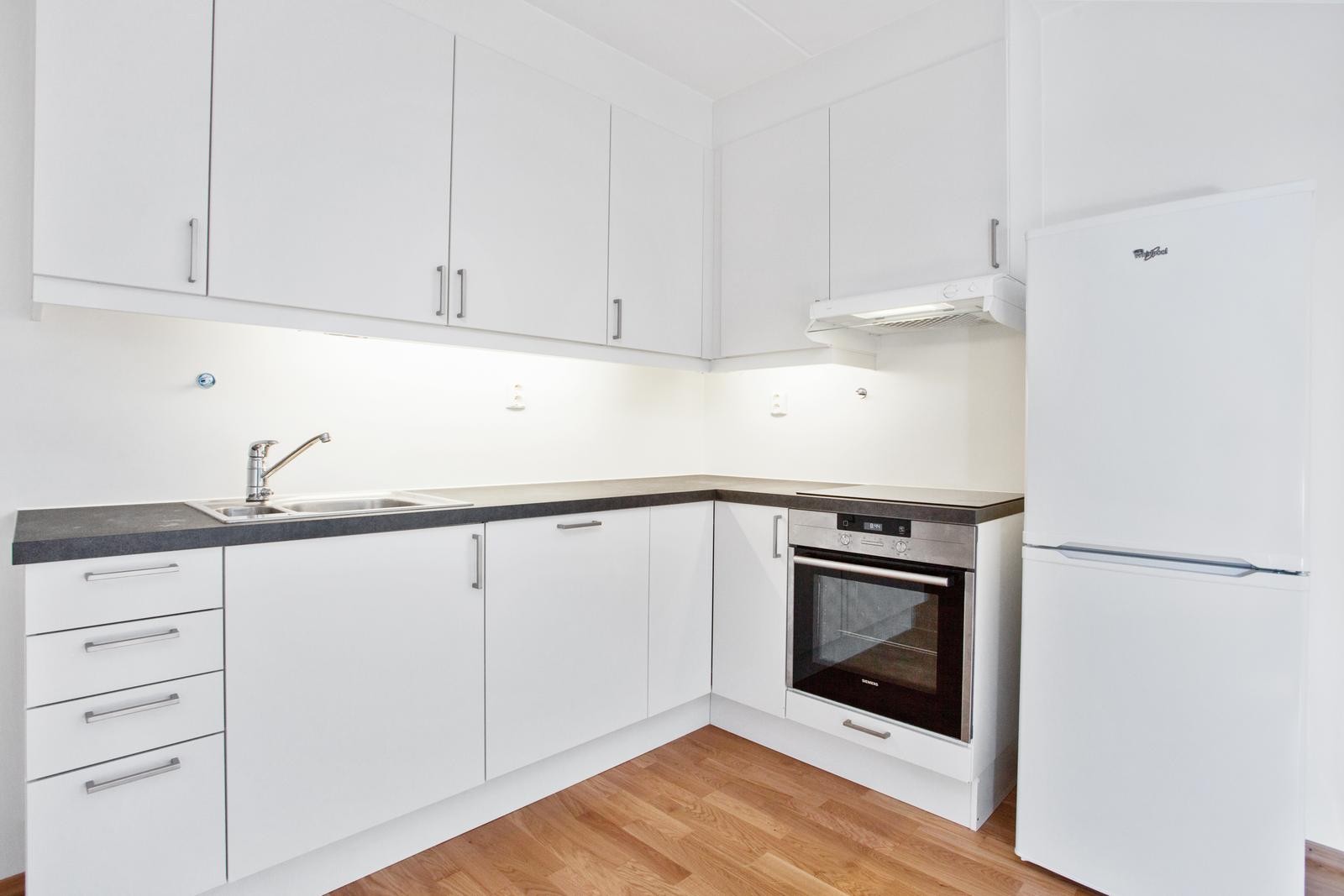 Pent kjøkken med hvitevarer inkludert Galleribilde