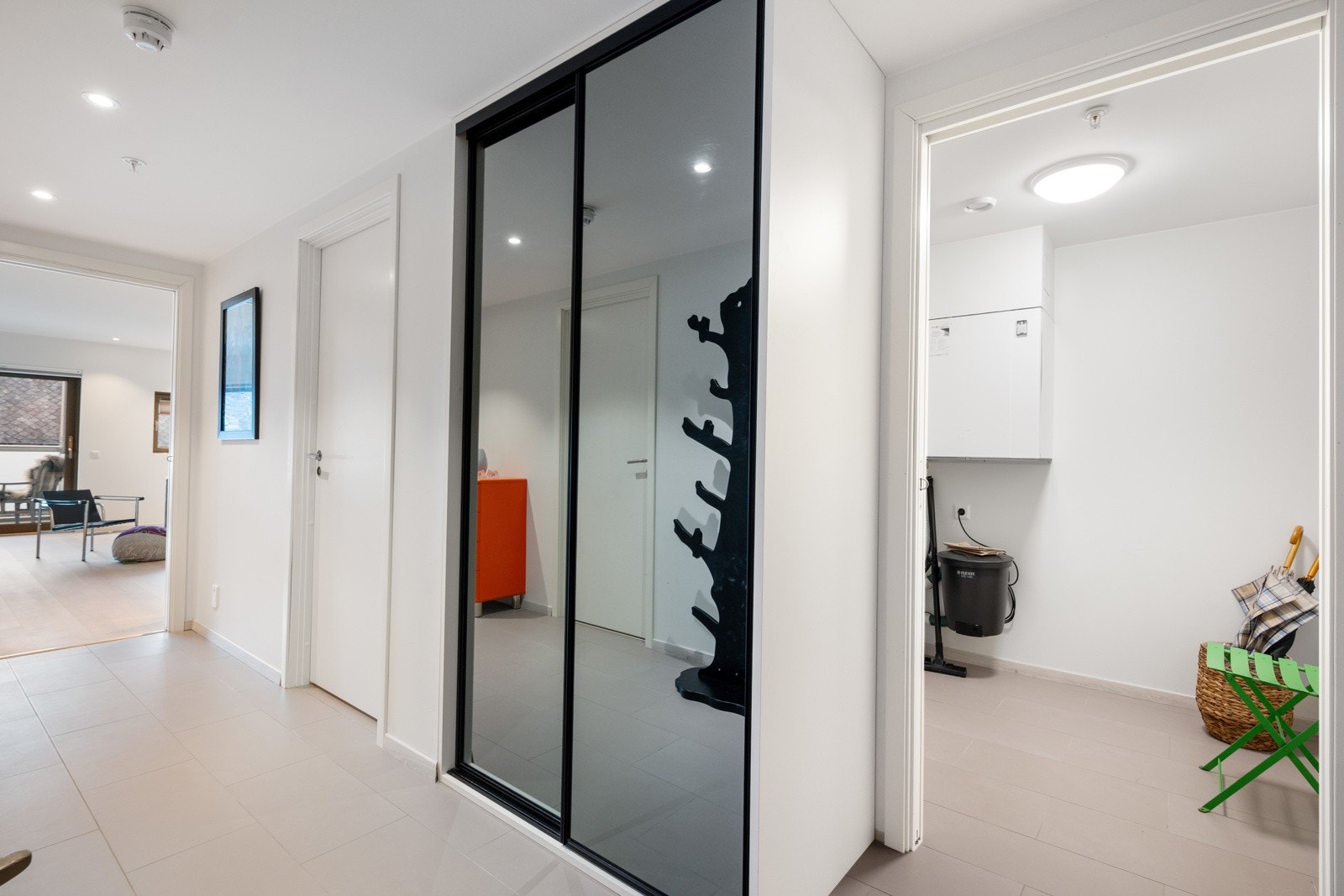 Fra entré er det tilkomst til bad/vaskerom, bod og ett soverom. Praktisk skyvedør inn til stue. Galleribilde