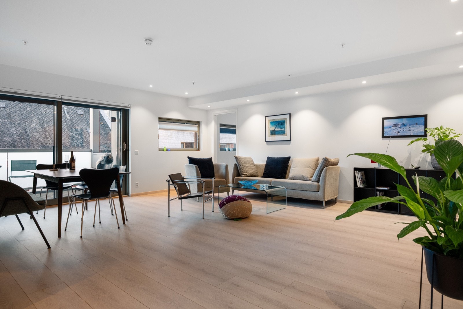 Fra stuen er det utgang til balkong via glasskyvedører. Galleribilde