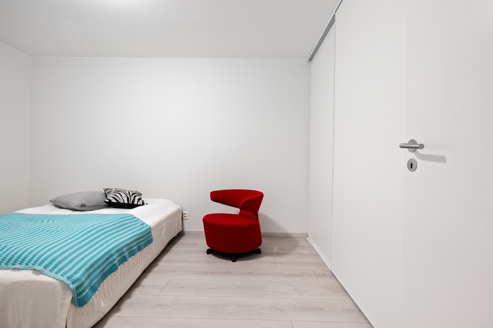 Soverom nr. 1 som vender ut mot stille bakgård. Galleribilde