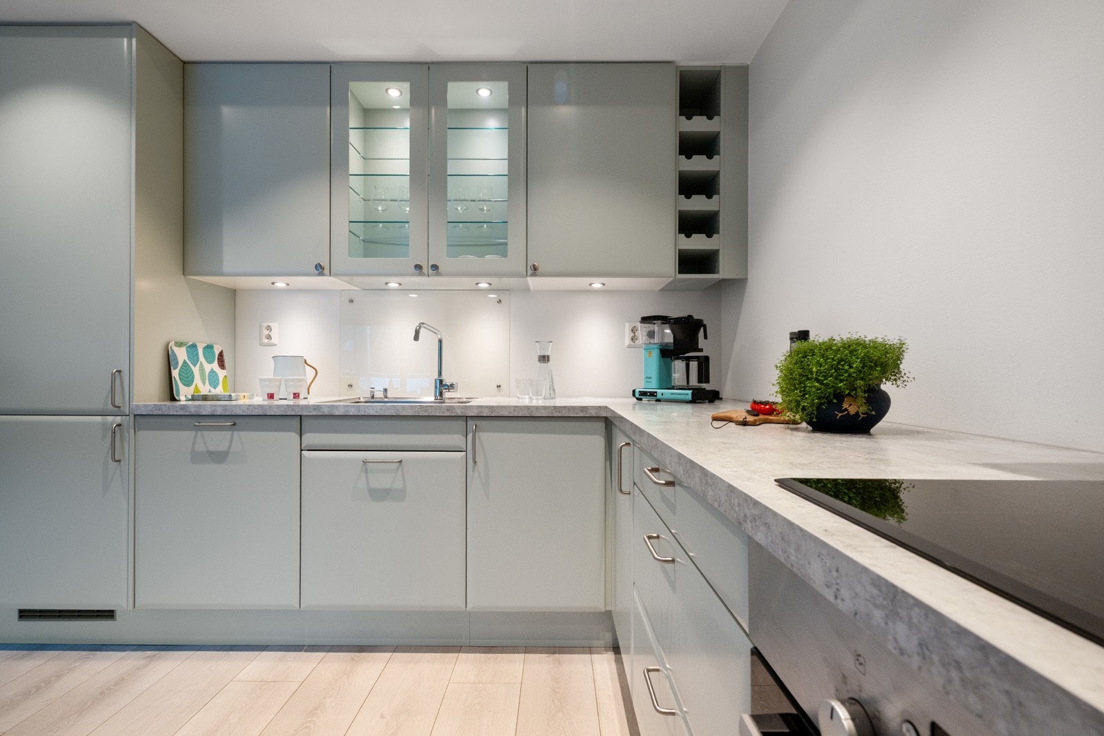 Rikelig med skap- og benkeplass. Galleribilde