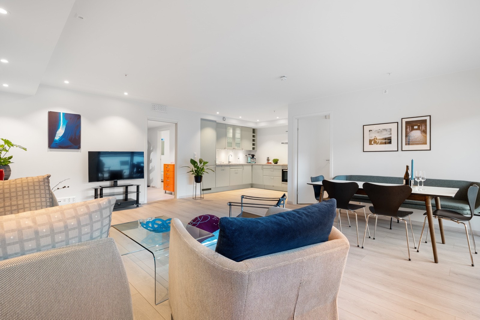 Her er det rikelig med plass til å møblere med ulike sittegrupper. Galleribilde