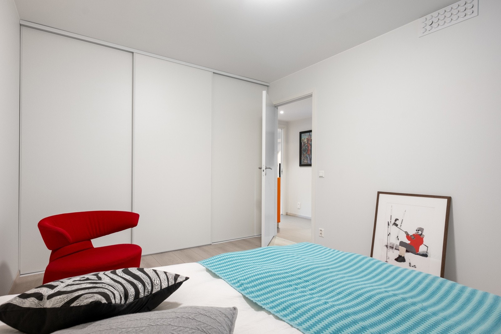 Soverom med skyvedørsgarderobe og plass til dobbeltseng. Galleribilde