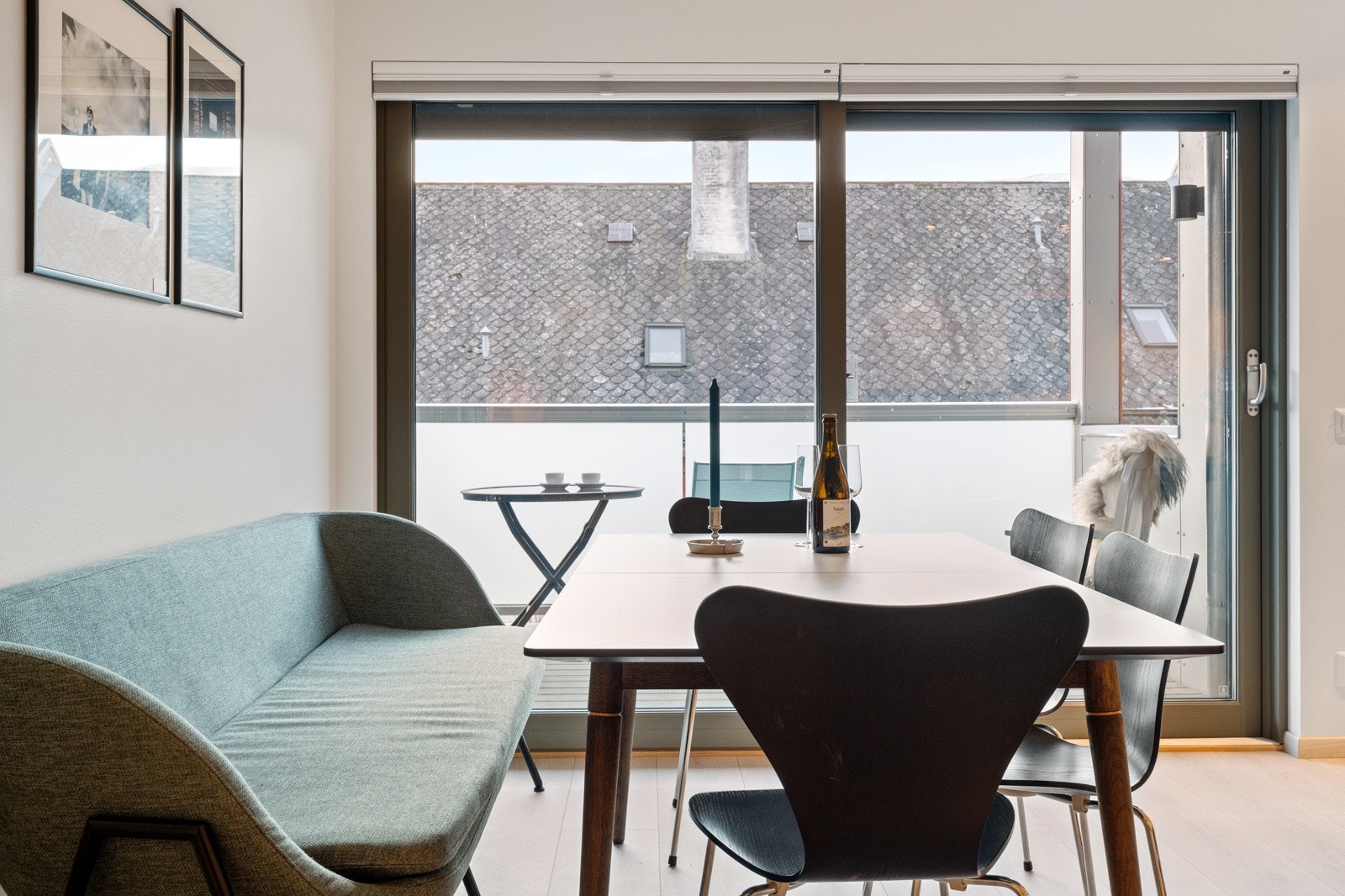 Hyggelig å møblere med spisestuemøbler ved de store vindusflatene. Galleribilde