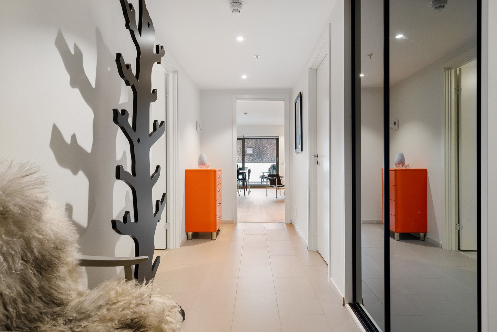 Entré av god størrelse. Flislagt gulv og skyvedørsgarderobe. Galleribilde