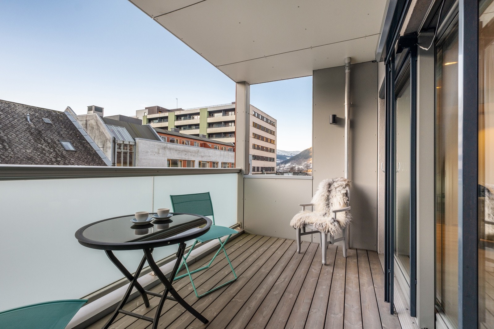 Balkong vender ut mot Uttrågata. Galleribilde