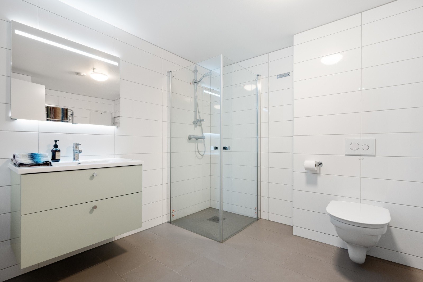 Pent, helfliset bad. Galleribilde